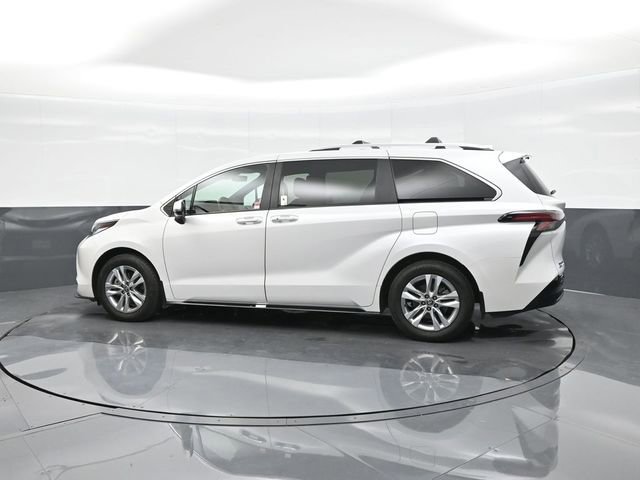 Used 2025 Toyota Sienna Limited image 5