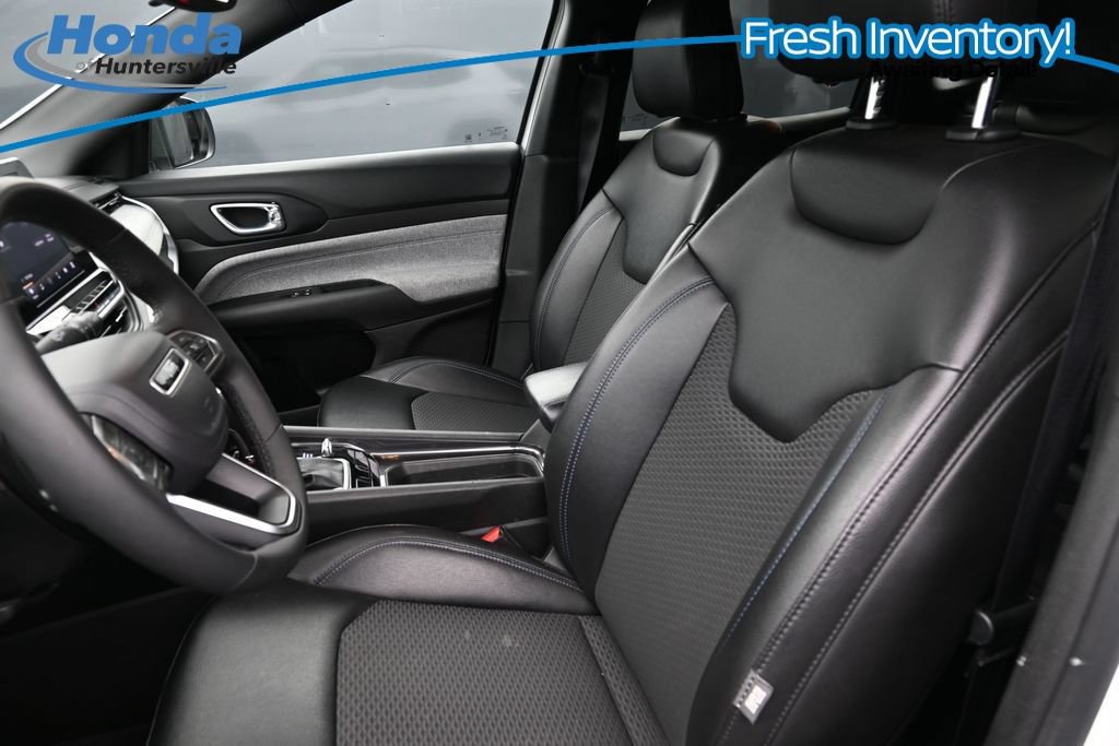 Used 2025 Jeep Compass Latitude AWD/4WD image 12