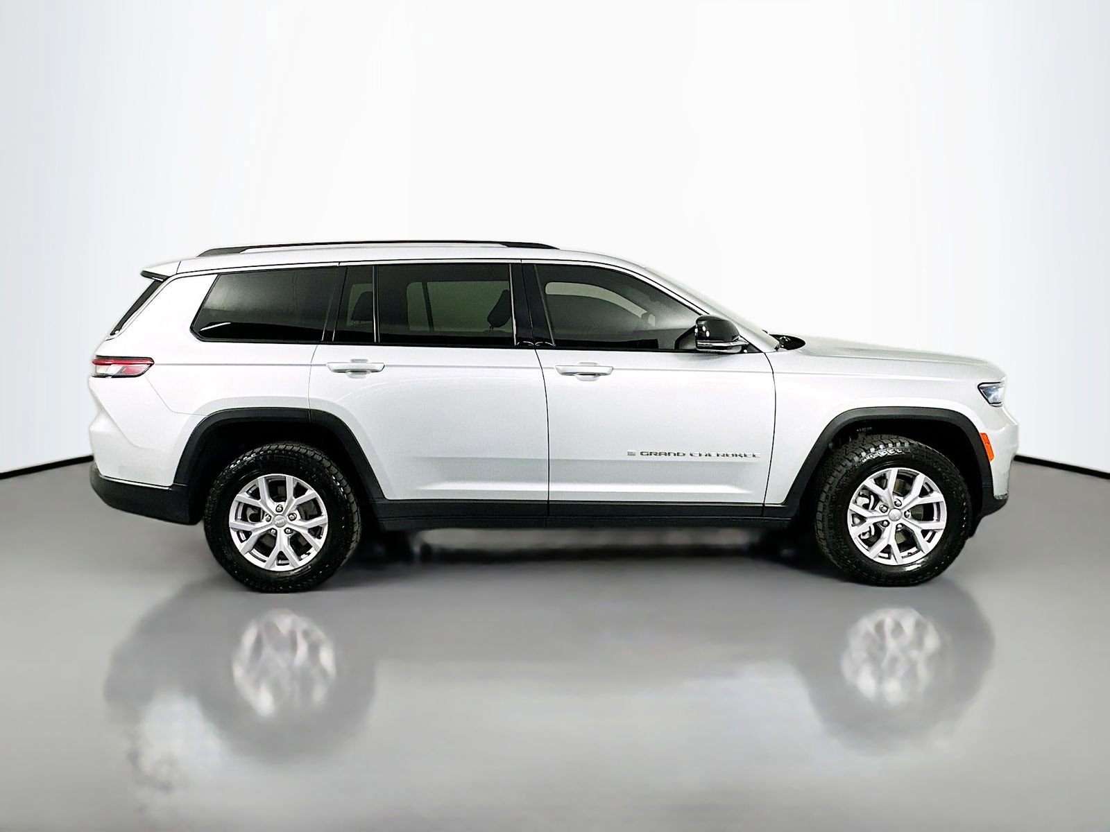 Used 2022 Jeep Grand Cherokee L Limited AWD/4WD image 9