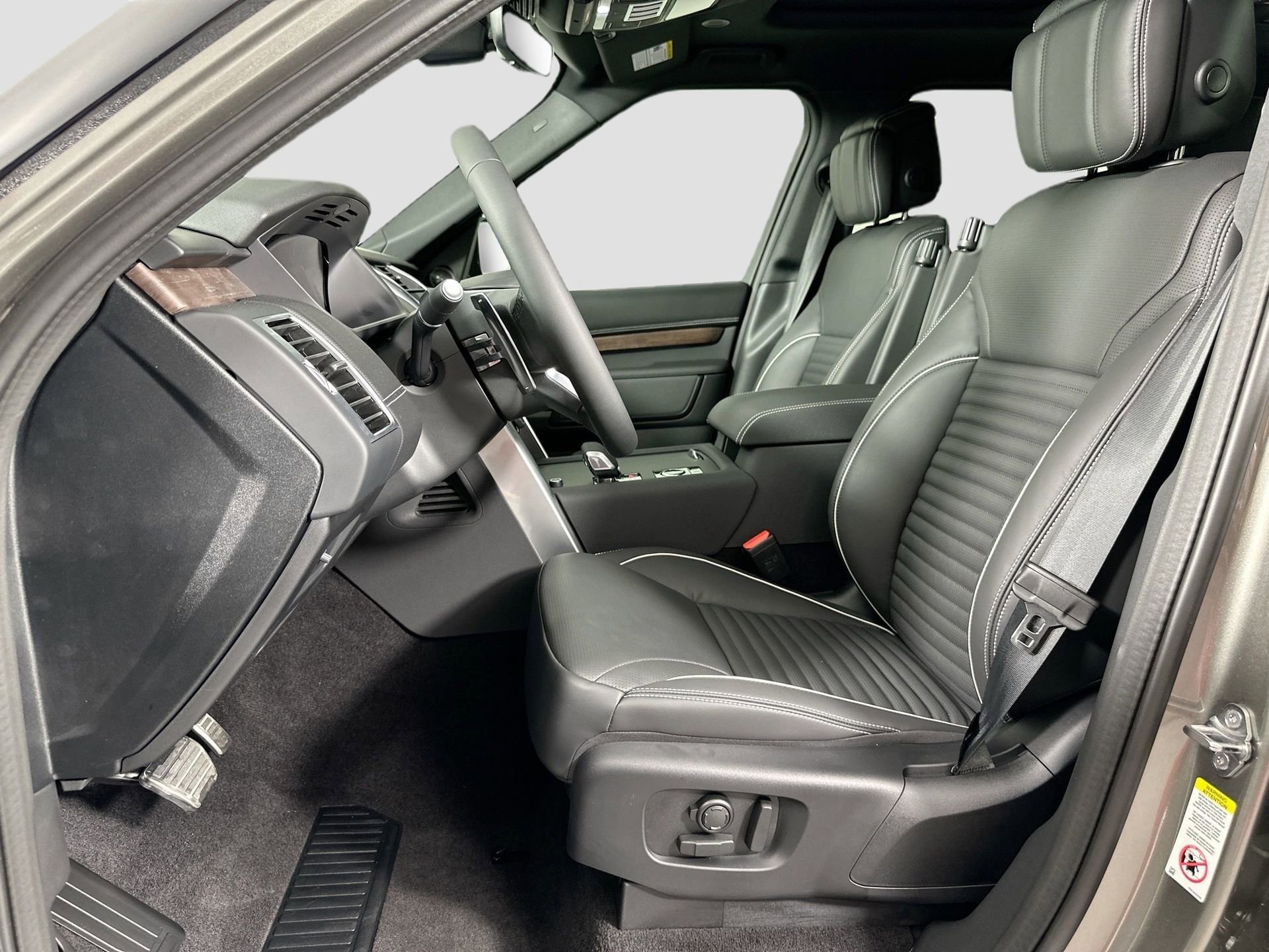 Certified 2024 Land Rover Discovery Dynamic SE image 16