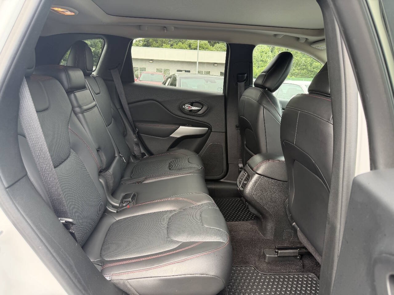 Used 2017 Jeep Cherokee Trailhawk AWD/4WD image 14