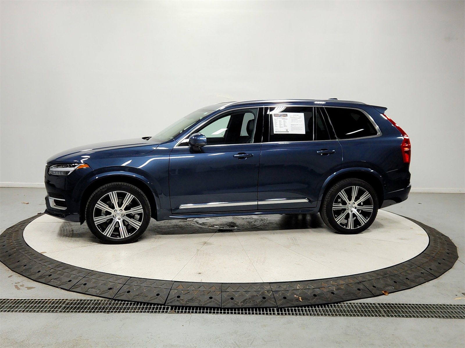 Used 2024 Volvo XC90 B6 Ultimate w/ Protection Package Premier image 4