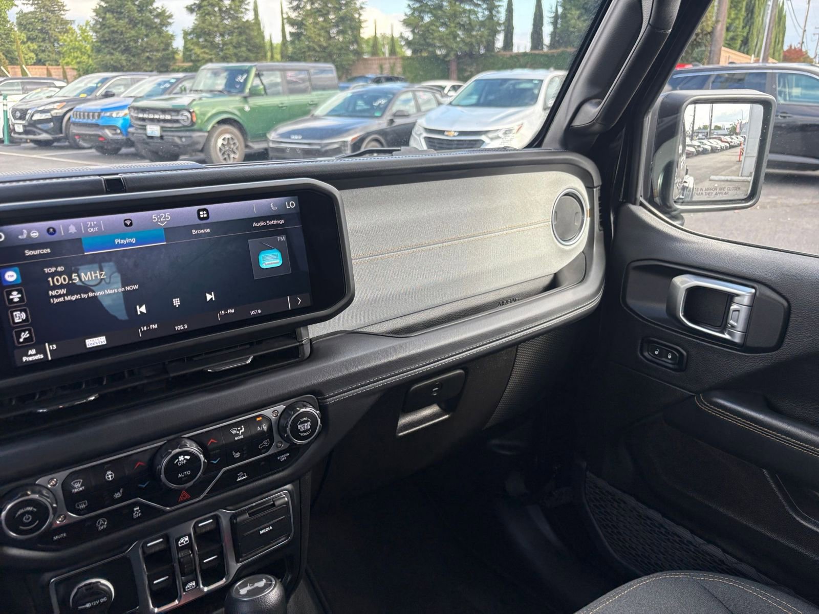 Used 2025 Jeep Wrangler Unlimited Sahara AWD/4WD image 35