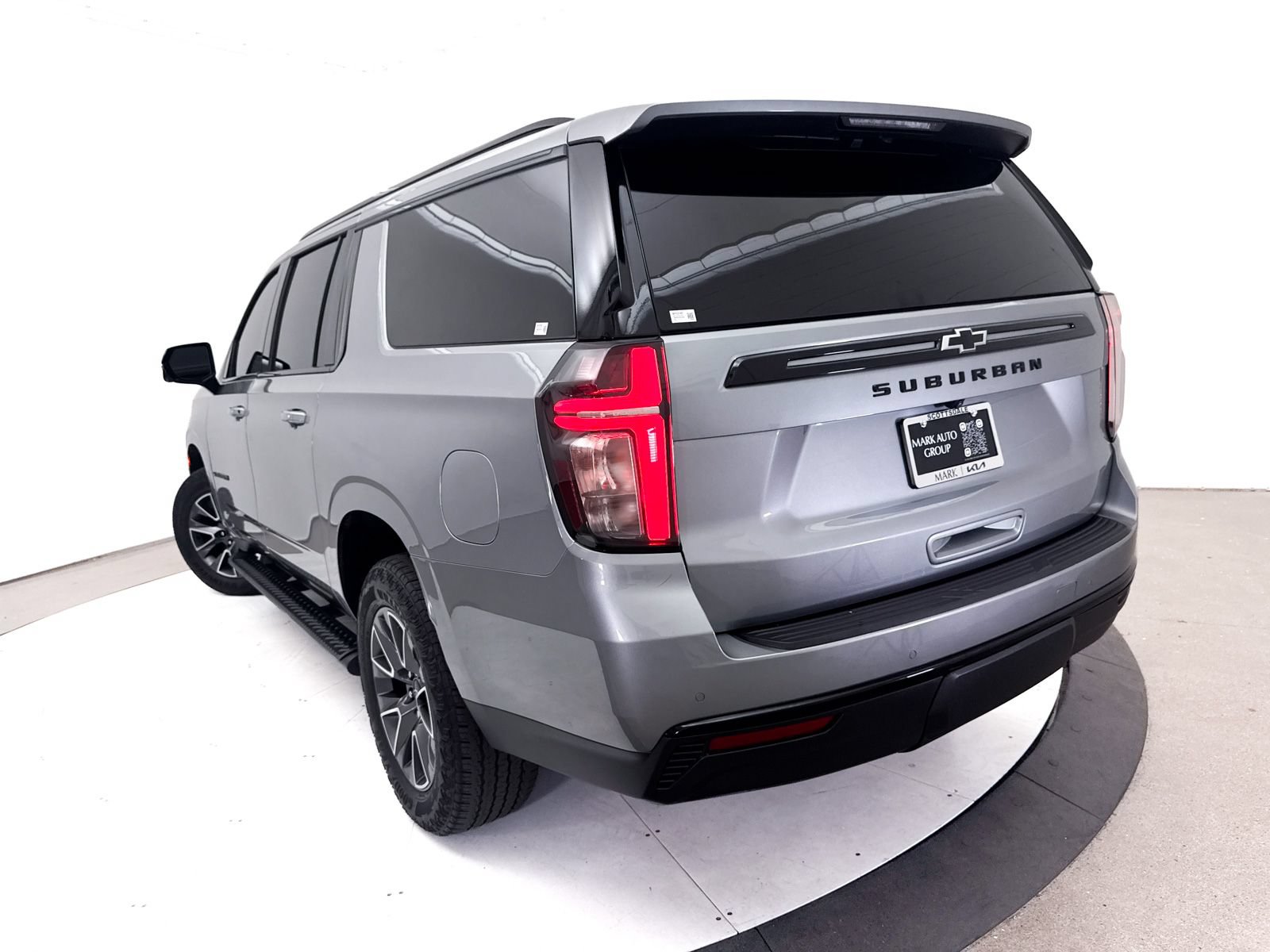 Used 2024 Chevrolet Suburban Z71 w/ Luxury Package AWD/4WD image 9