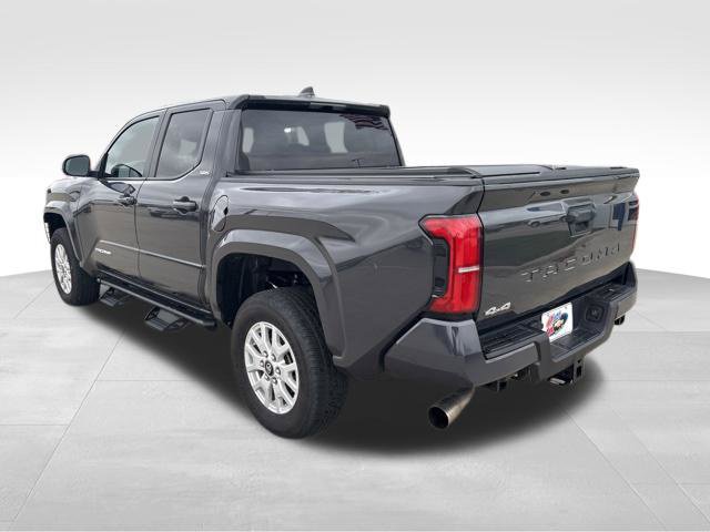 Used 2025 Toyota Tacoma SR5 AWD/4WD image 5