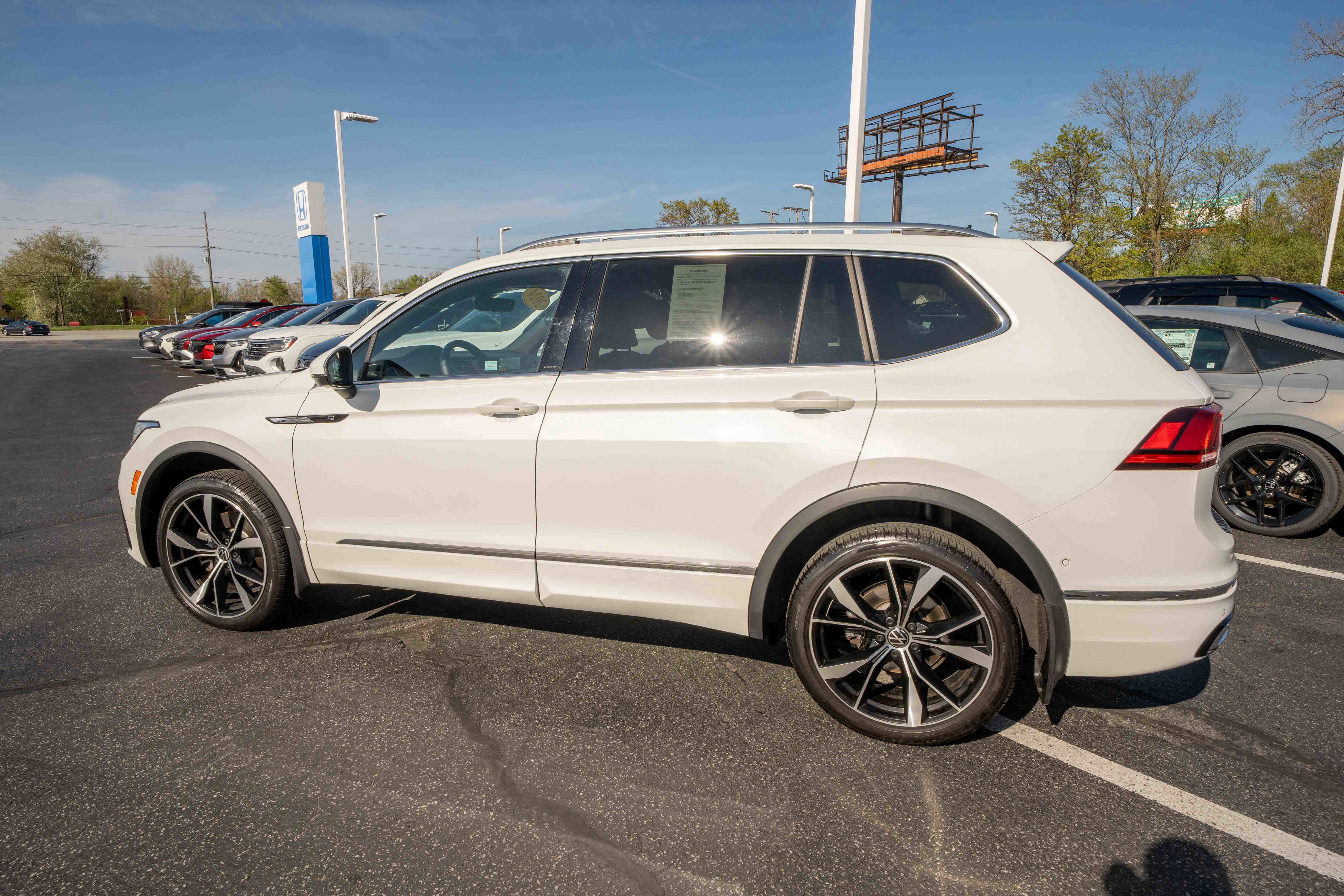 Used 2024 Volkswagen Tiguan SEL R-Line image 4