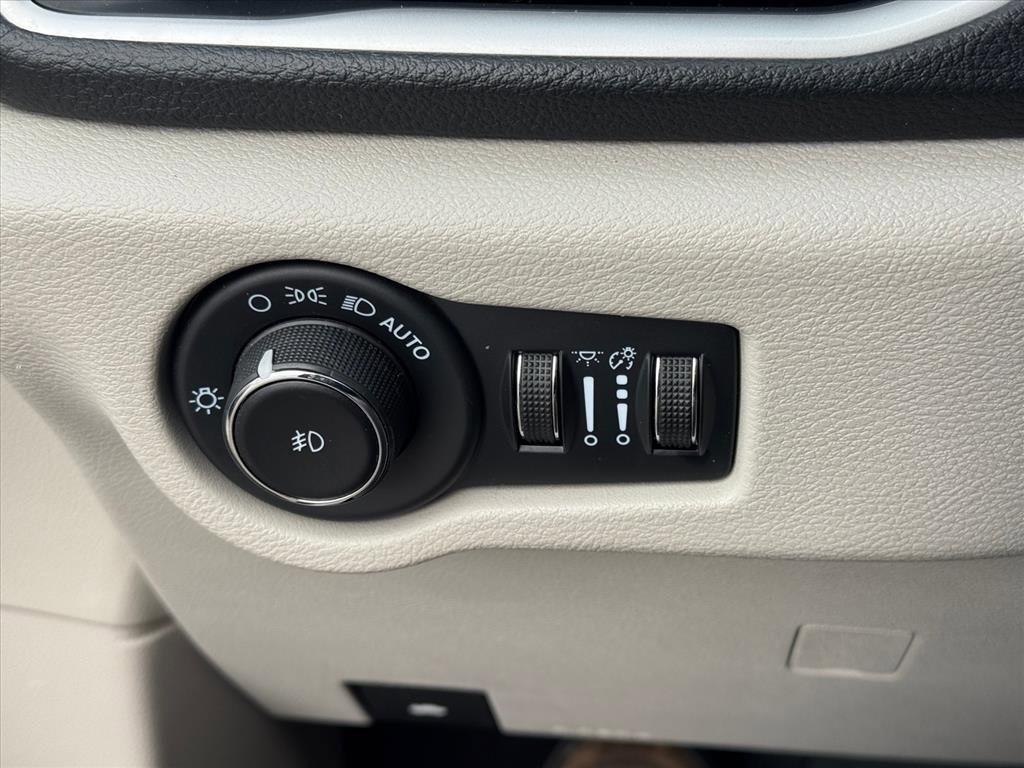 Used 2023 Chrysler Pacifica Touring-L image 23