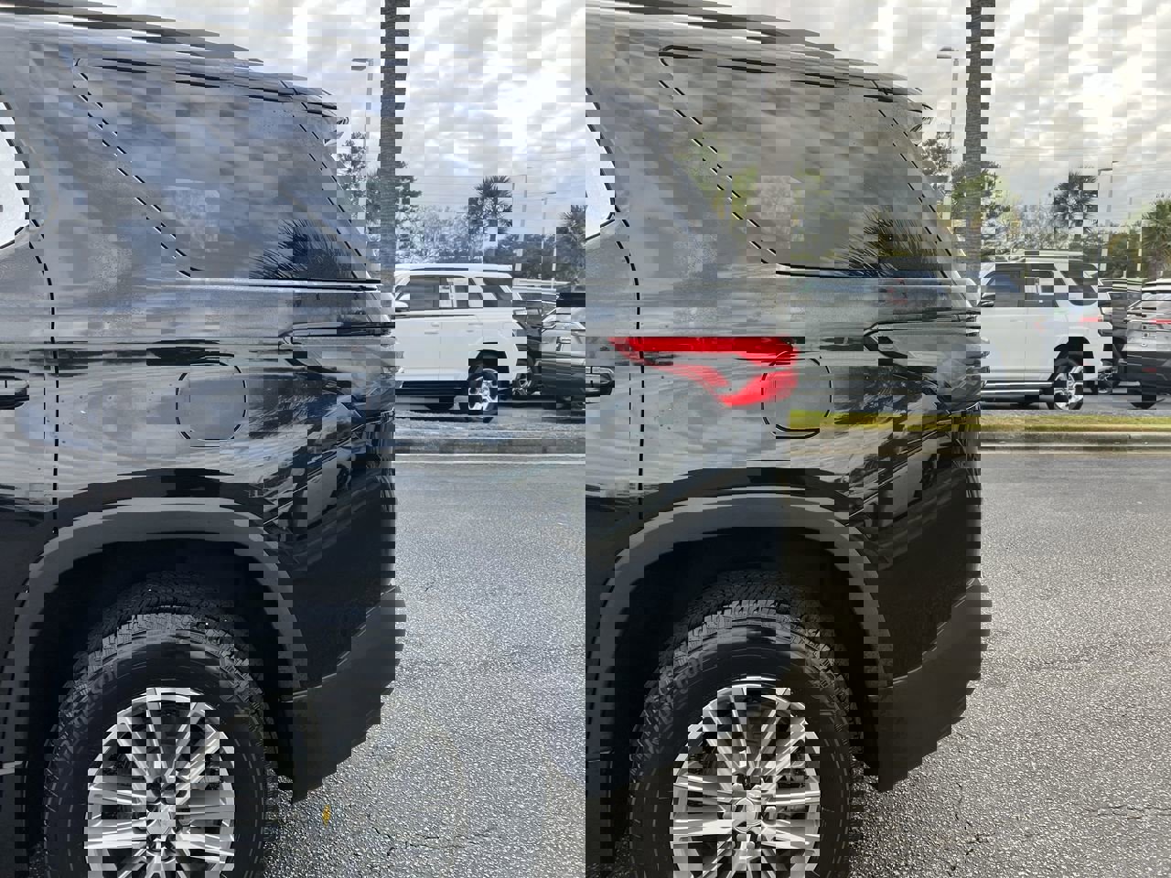 Used 2023 Chevrolet Traverse LT image 8