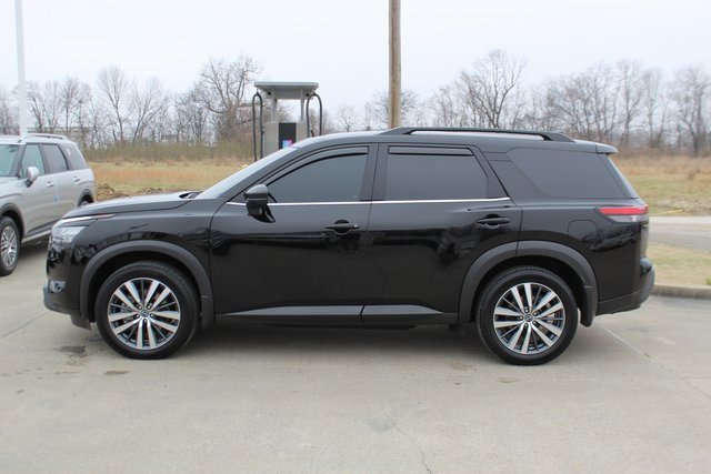 Used 2023 Nissan Pathfinder SV w/ SV Premium Package image 2