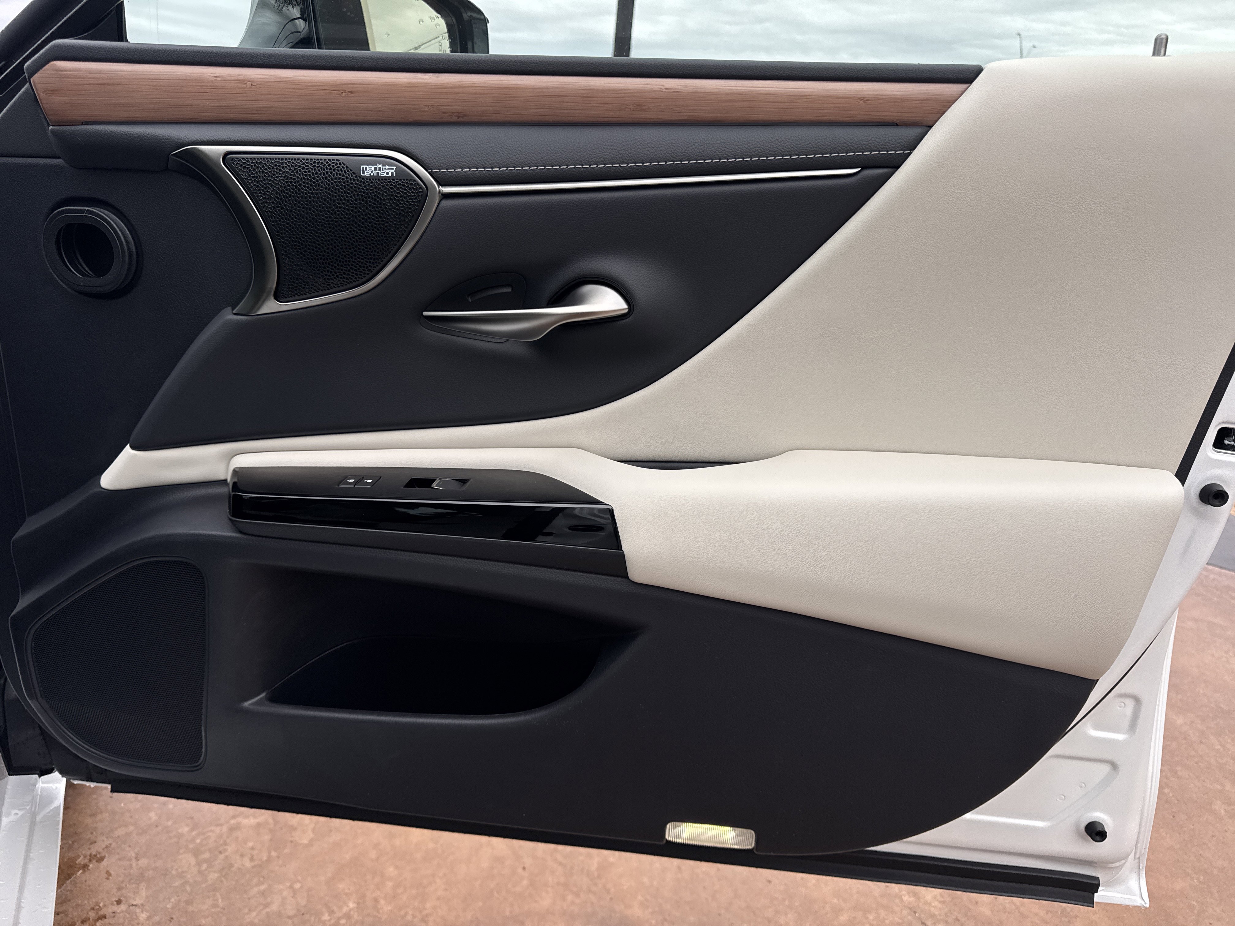 New 2025 Lexus ES 350 Ultra Luxury image 12