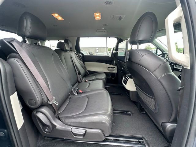 Used 2024 Kia Carnival SX image 30