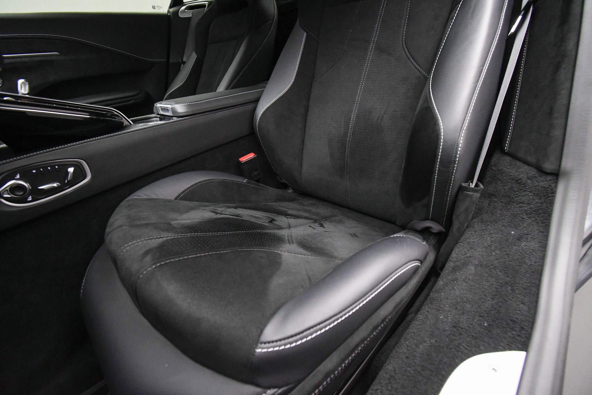 Used 2025 Aston Martin V8 Vantage Coupe image 48