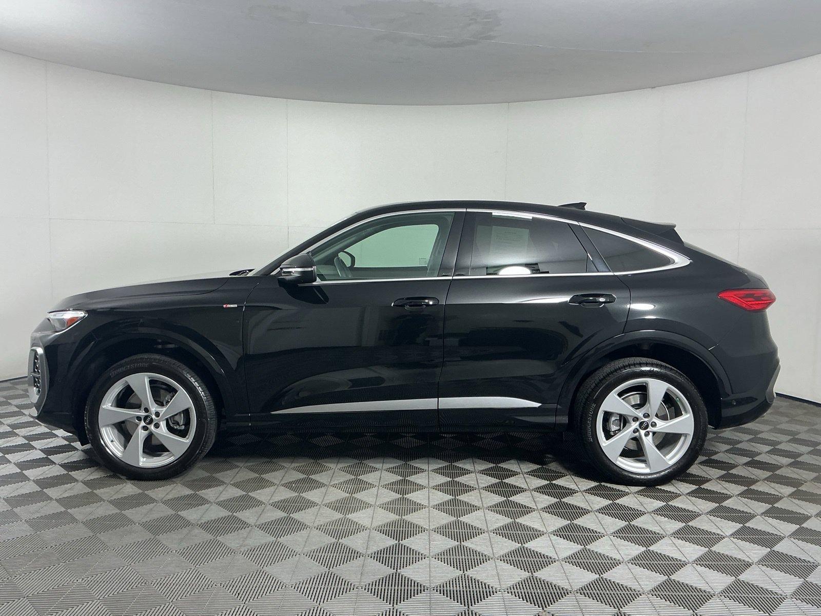 Used 2025 Audi Q5 Premium Plus w/ Premium Plus AWD/4WD image 4