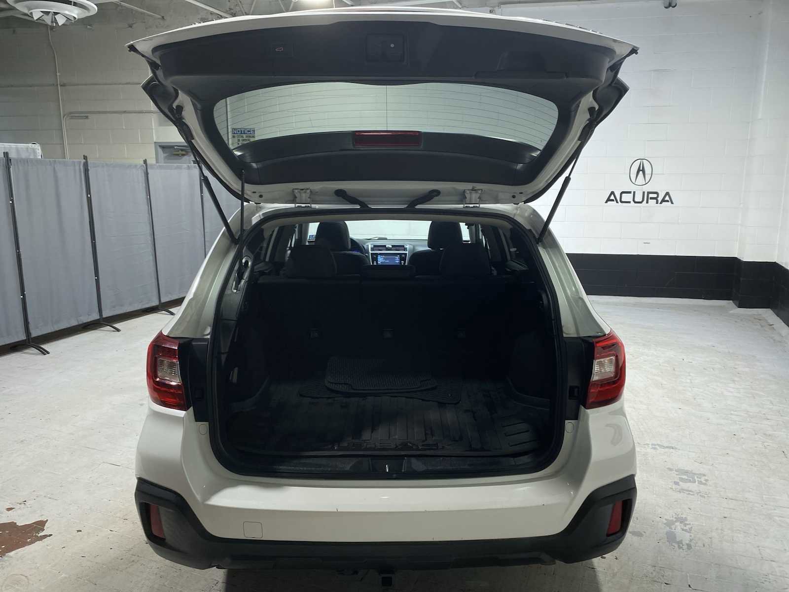 Used 2018 Subaru Outback 3.6R Limited image 19