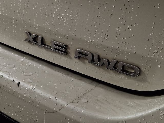 Used 2021 Toyota Highlander XLE AWD/4WD image 31