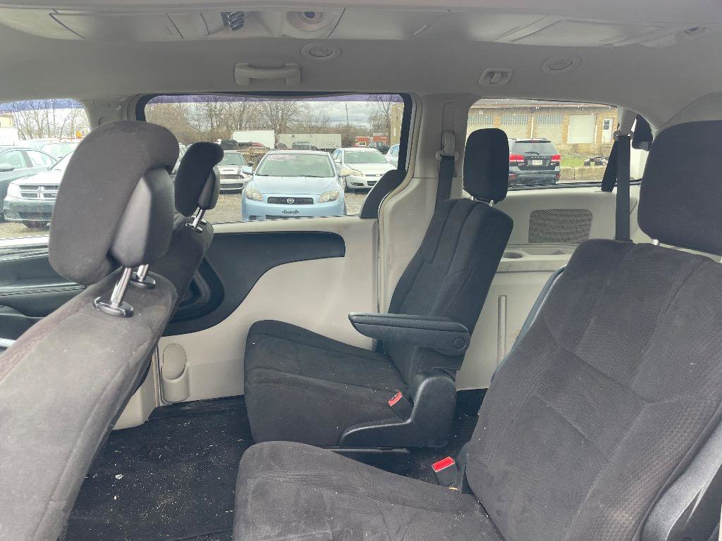 Used 2011 Chrysler Town & Country Touring image 7