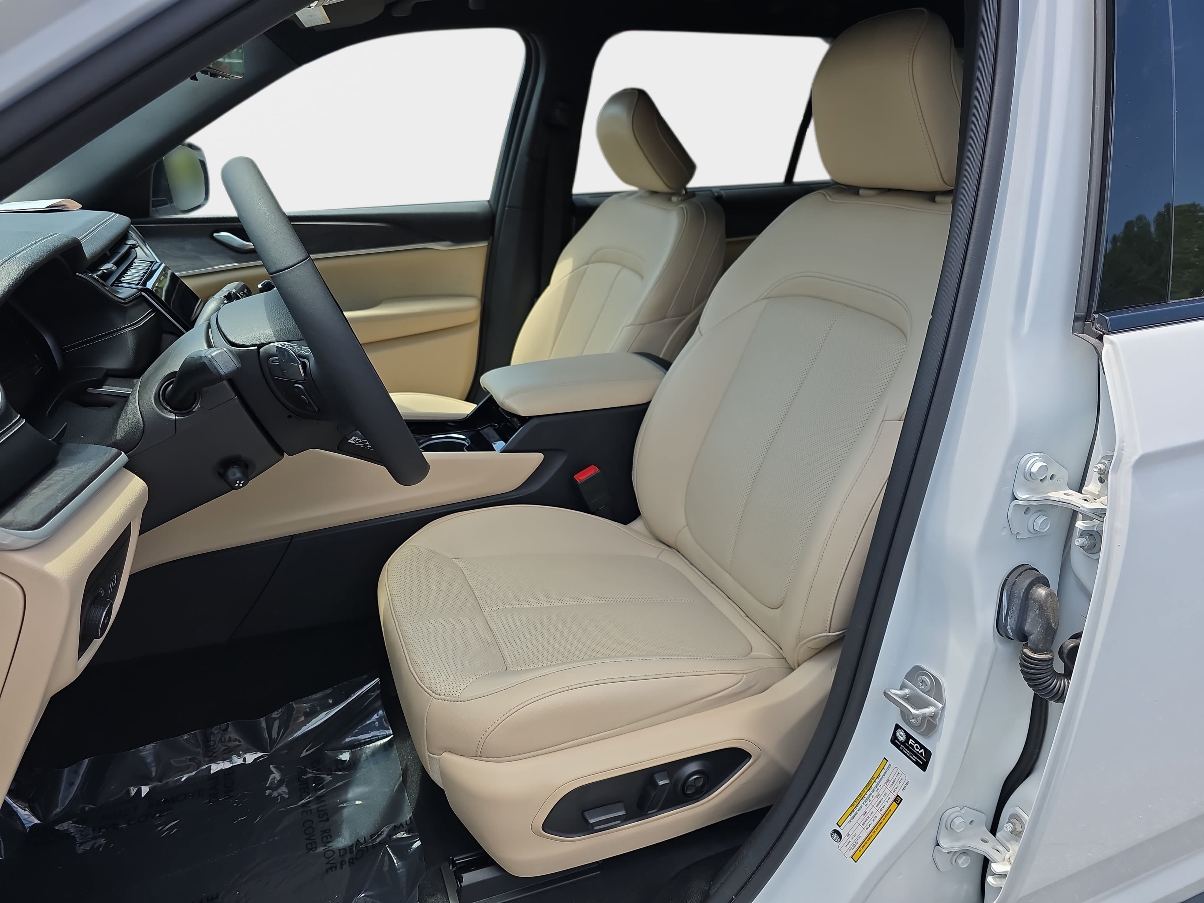 Certified 2023 Jeep Grand Cherokee L Limited w/ Luxury Tech Group II AWD/4WD image 13