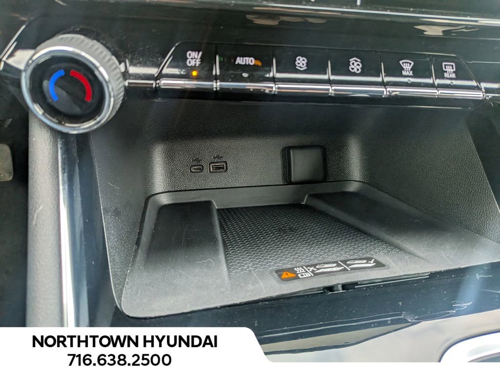 Used 2025 Chevrolet Traverse LT image 22