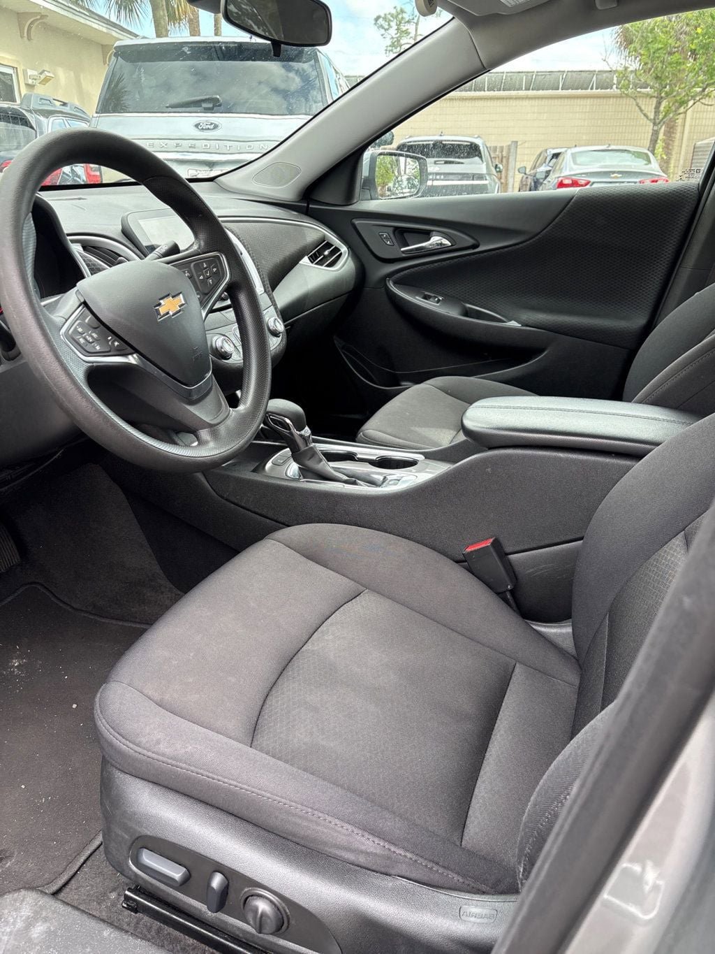 Used 2025 Chevrolet Malibu LT FWD image 2