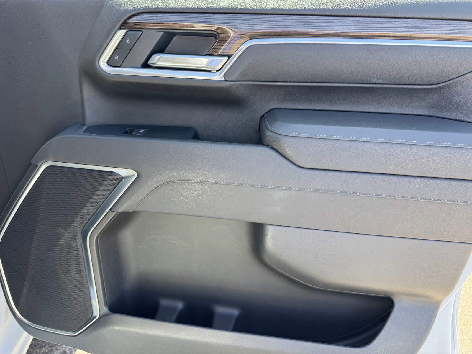 Used 2025 Chevrolet Silverado 2500 LT w/ Convenience Package image 9