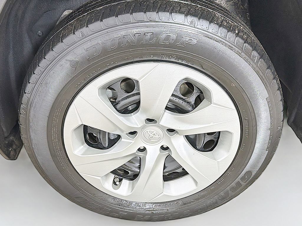 Used 2021 Toyota RAV4 LE image 15