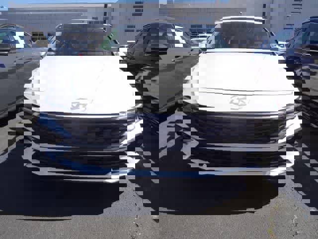 Used 2025 Hyundai Elantra SEL image 2