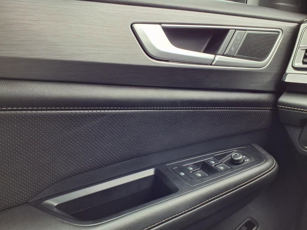 Used 2025 Volkswagen Atlas Cross Sport SE image 16