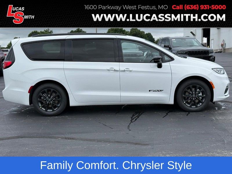 New 2025 Chrysler Pacifica Select