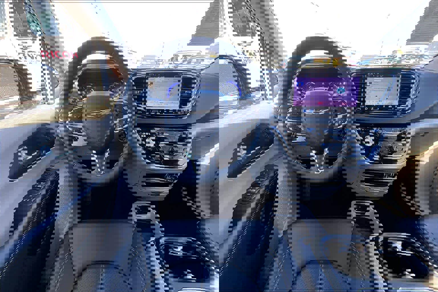 Used 2024 Chrysler Pacifica Touring-L image 6