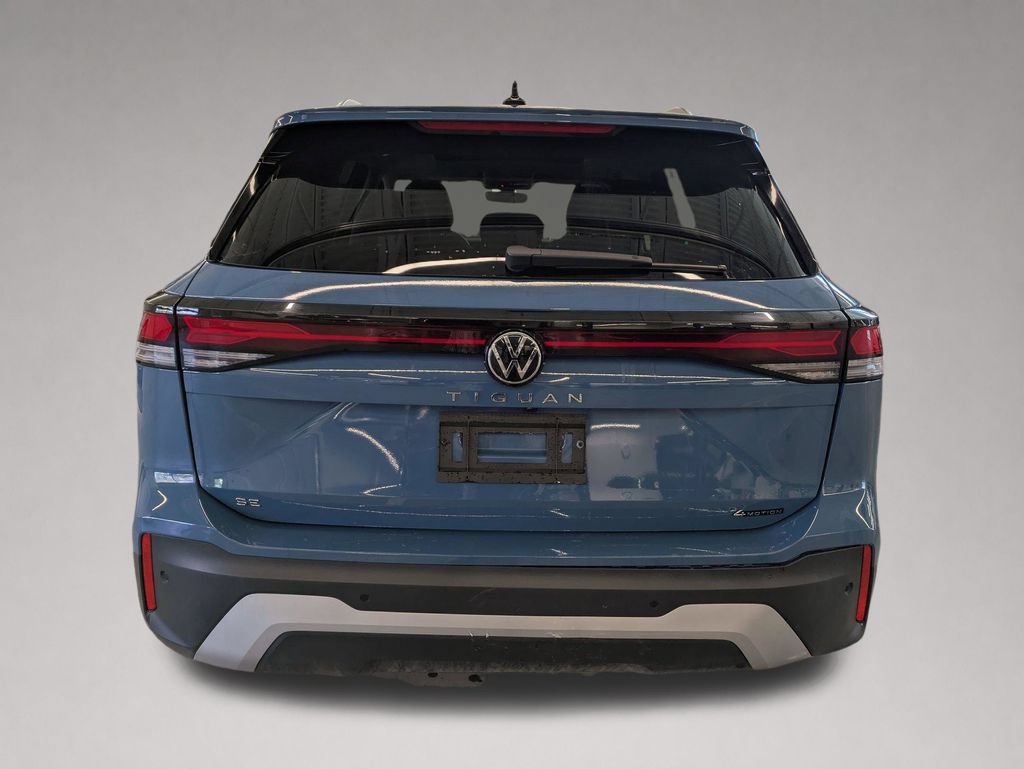 Certified 2025 Volkswagen Tiguan SE w/ Panoramic Sunroof Package AWD/4WD image 4