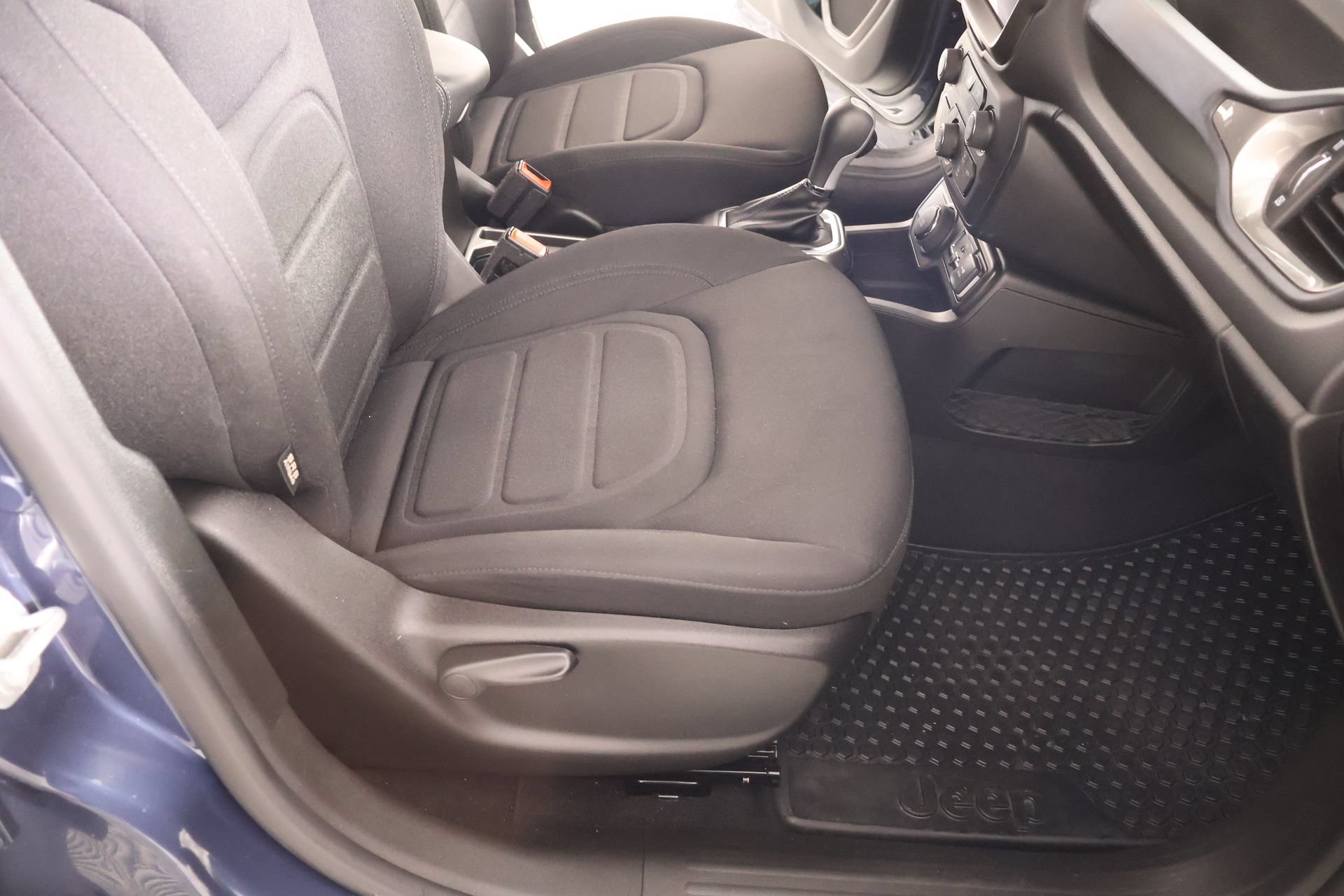 Used 2022 Jeep Renegade Latitude AWD/4WD image 14