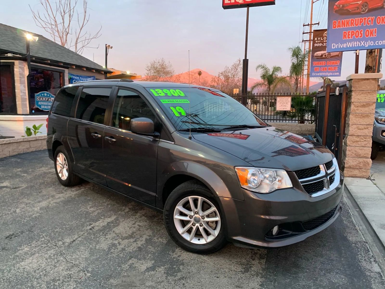 Used 2019 Dodge Grand Caravan SXT image 1