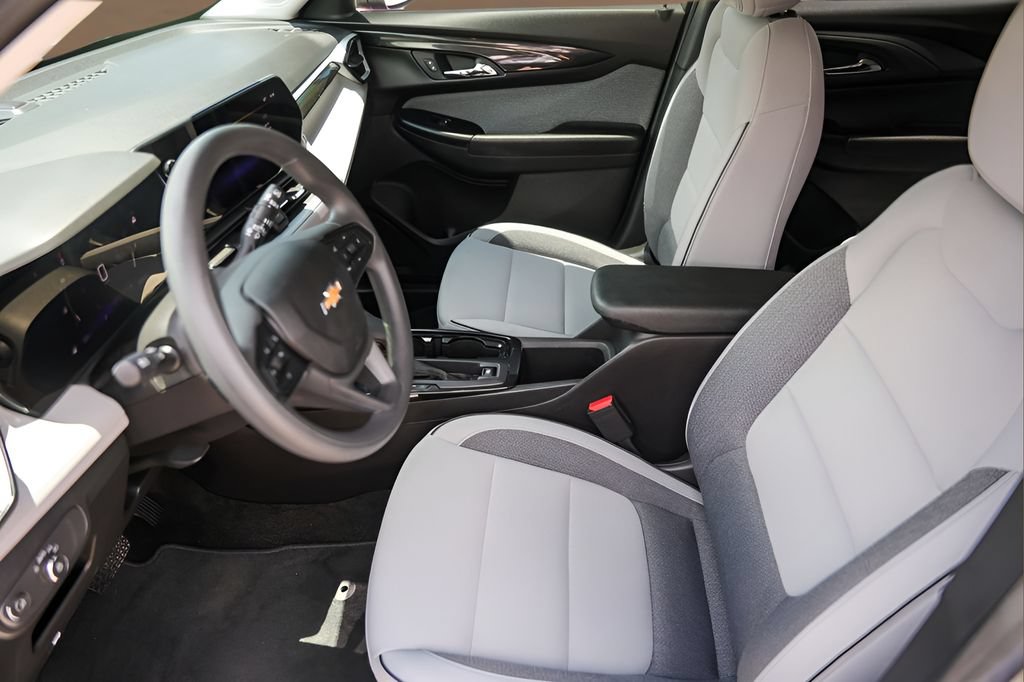 Used 2024 Chevrolet TrailBlazer LS w/ LS Convenience Package FWD image 9