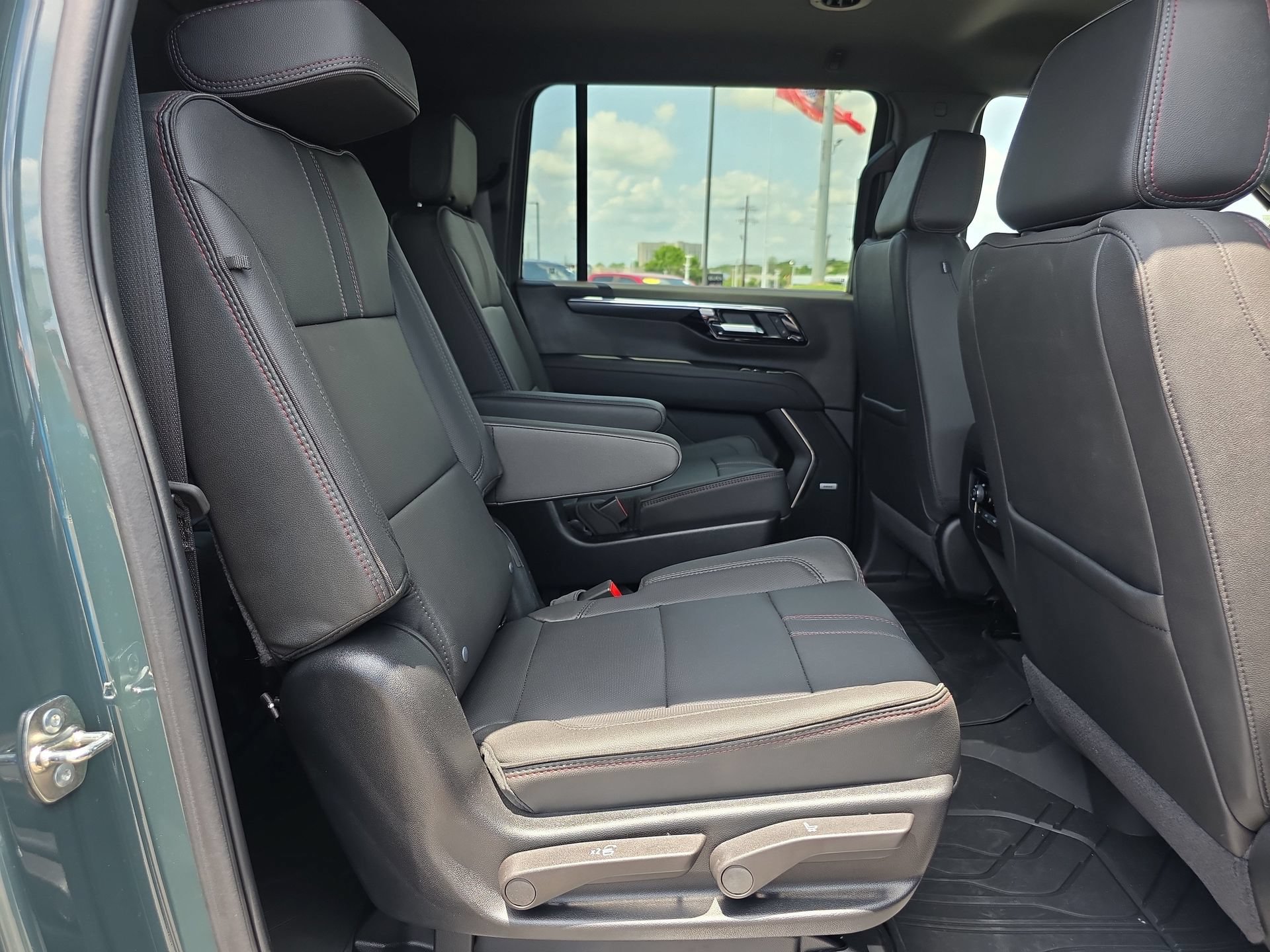 Used 2026 Chevrolet Suburban RST w/ Comfort Package RWD image 15