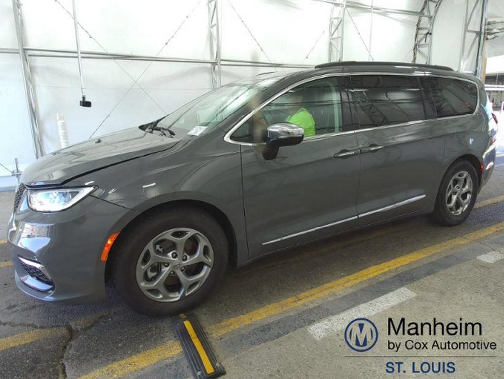 Used 2023 Chrysler Pacifica Limited FWD image 2