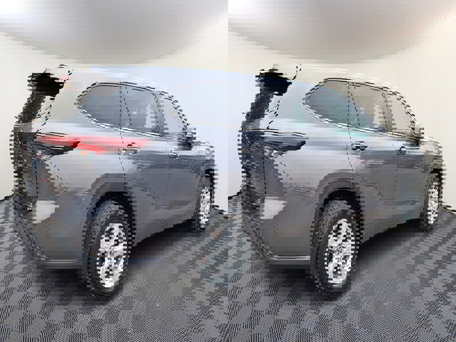 Used 2024 Toyota Highlander LE image 6