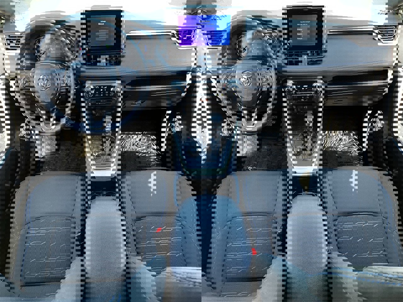 Used 2024 Toyota RAV4 SE image 9