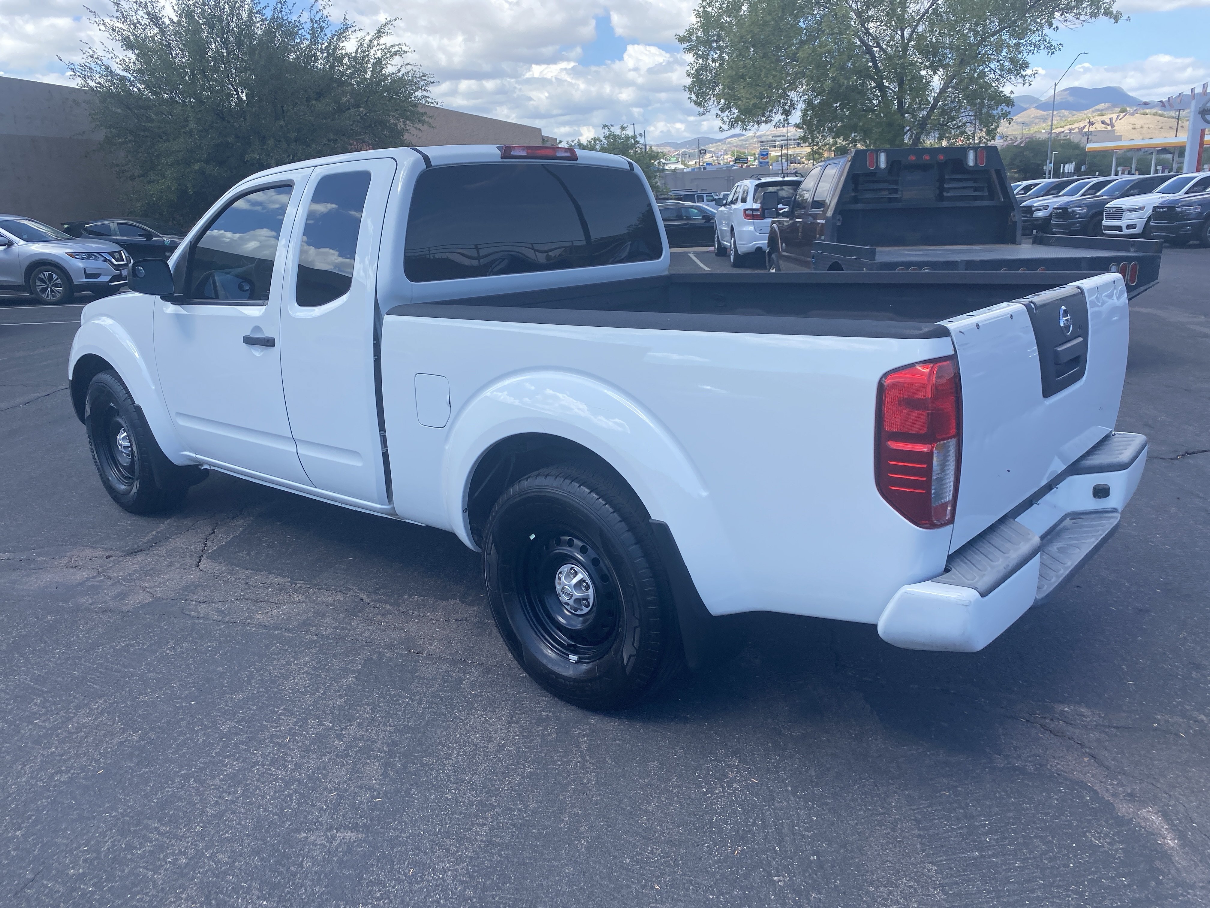 Used 2020 Nissan Frontier S RWD image 4