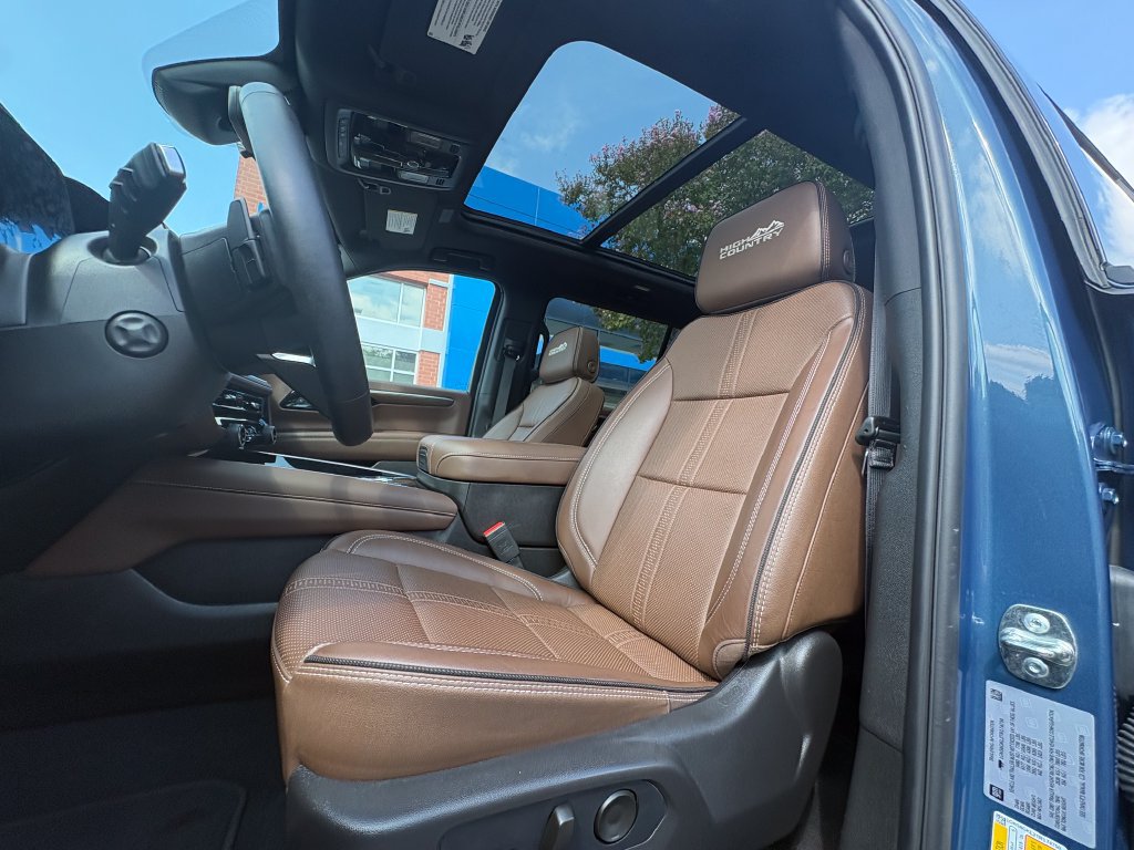 Used 2026 Chevrolet Suburban High Country AWD/4WD image 7
