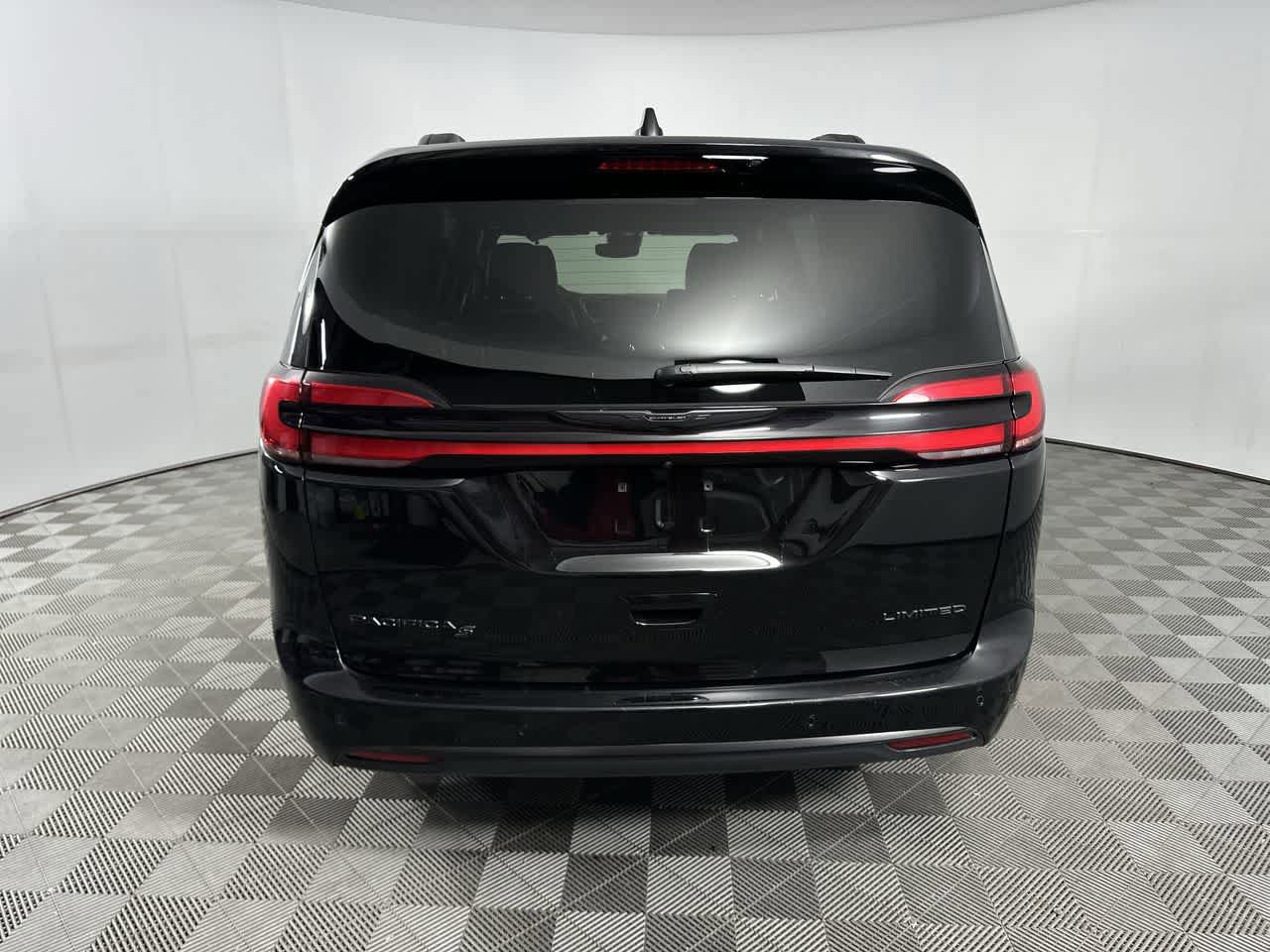 Used 2025 Chrysler Pacifica Limited FWD image 17