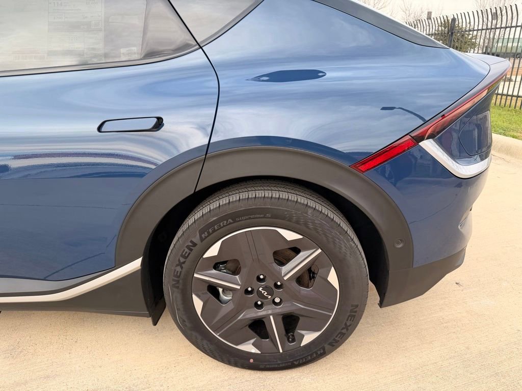 New 2025 Kia EV6 Light w/ Light LR Technology Package RWD image 9