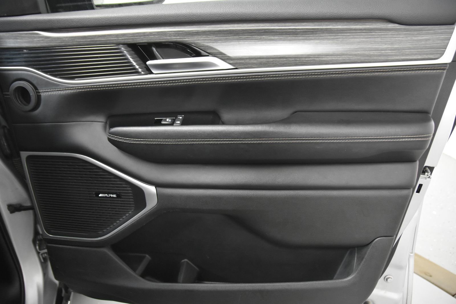 Used 2024 Jeep Wagoneer L Series II RWD image 14