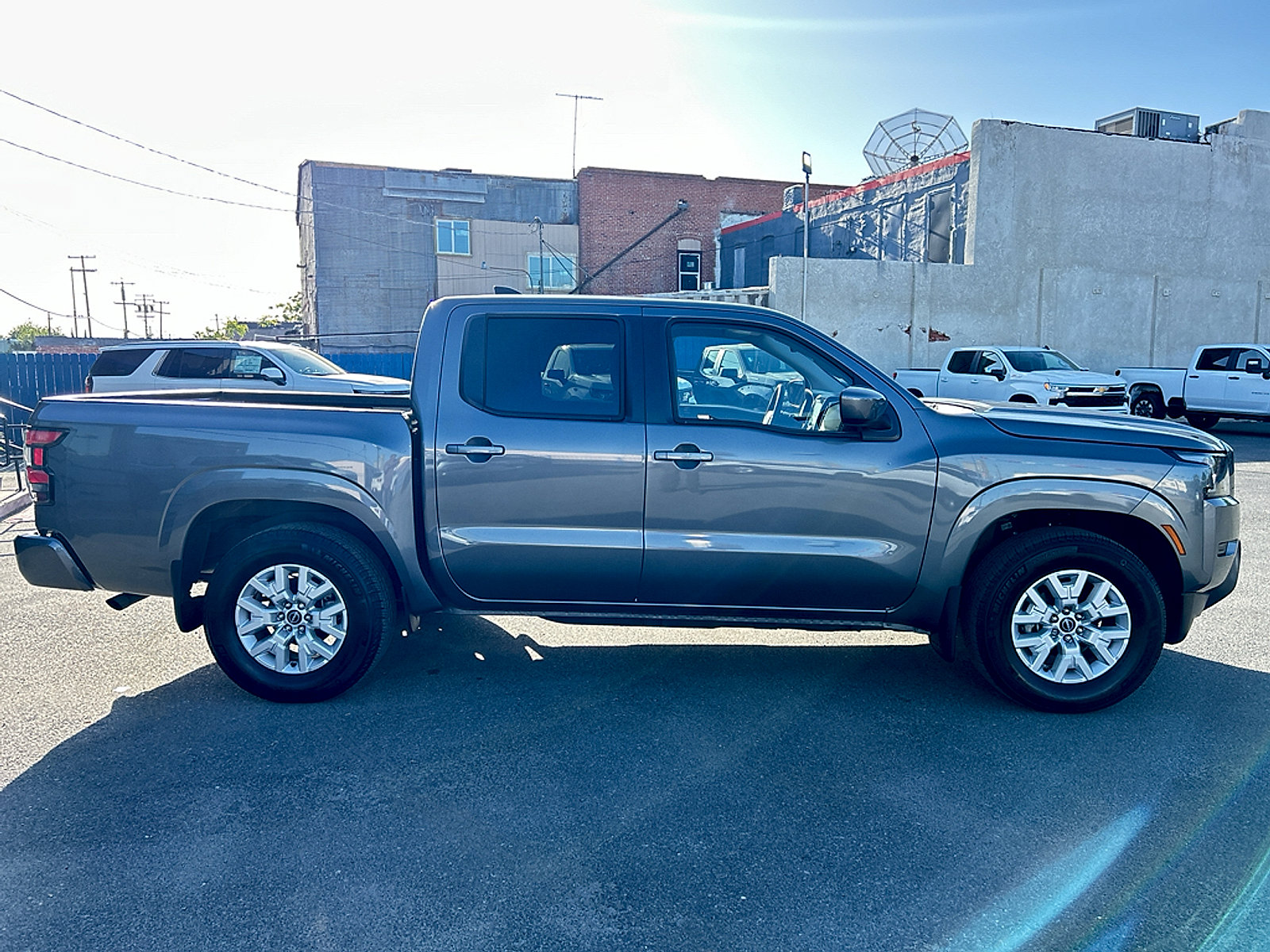 Used 2023 Nissan Frontier SV w/ Tow Package RWD image 2
