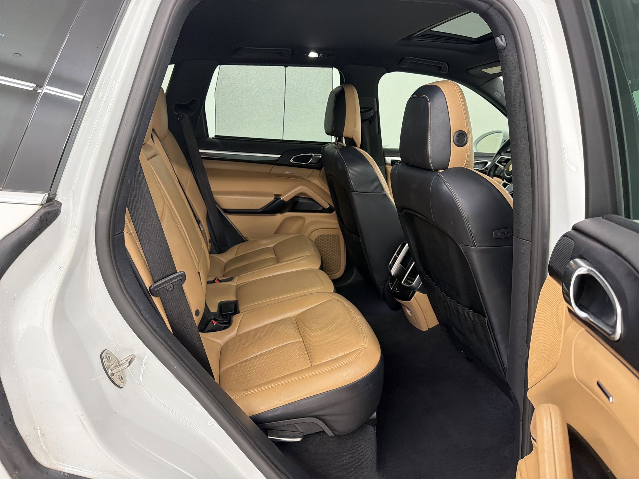 Used 2016 Porsche Cayenne AWD/4WD image 25