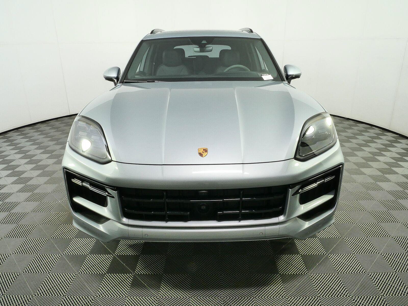 Certified 2025 Porsche Cayenne GTS AWD/4WD image 34