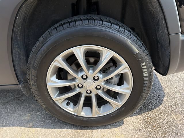 Used 2019 Jeep Cherokee Latitude Plus FWD image 31