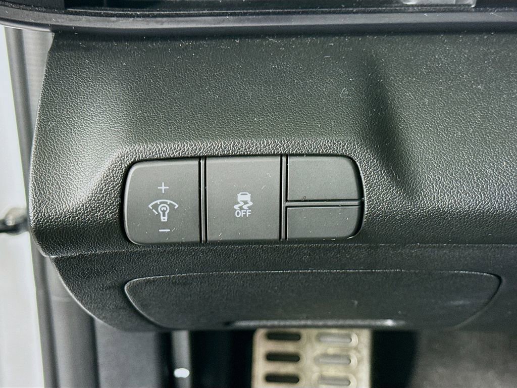 Certified 2025 Hyundai Elantra Sport FWD image 17