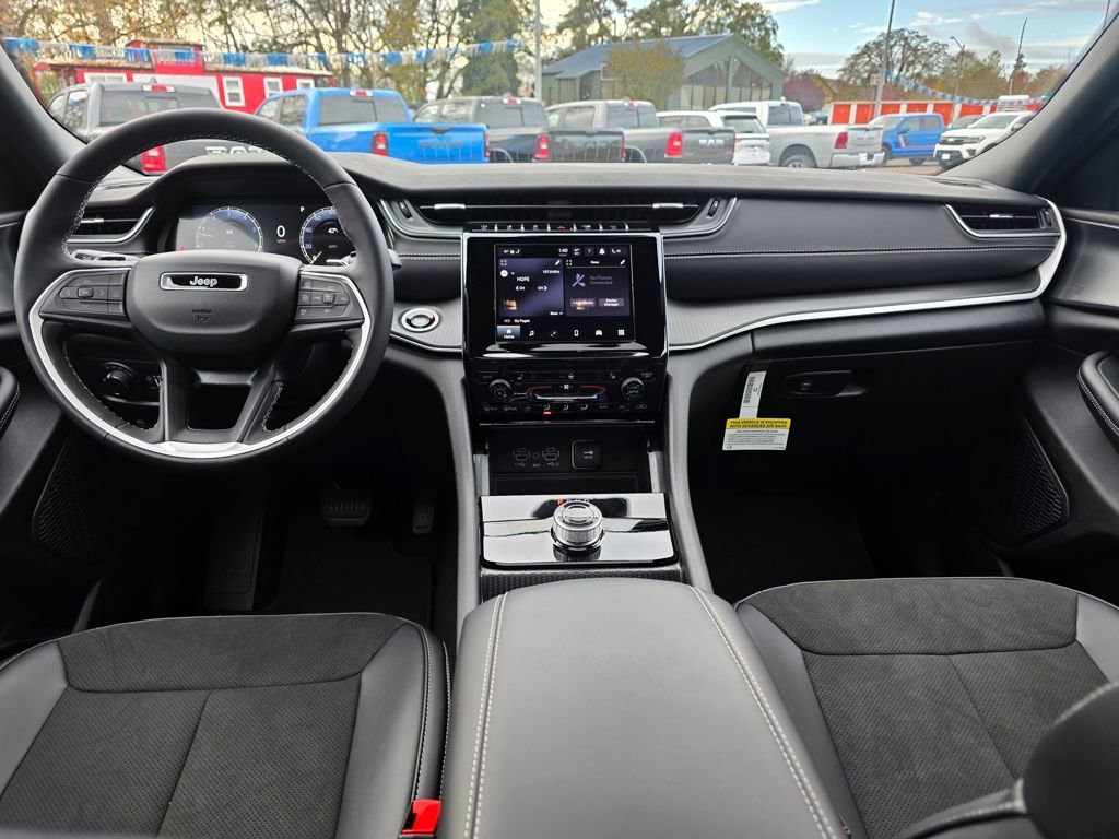 New 2025 Jeep Grand Cherokee Altitude AWD/4WD image 8
