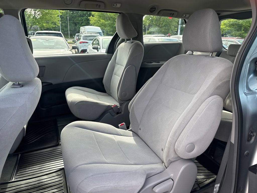 Used 2017 Toyota Sienna L FWD image 35
