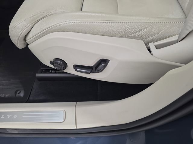 Used 2019 Volvo XC60 T5 Momentum w/ Multimedia Package image 16